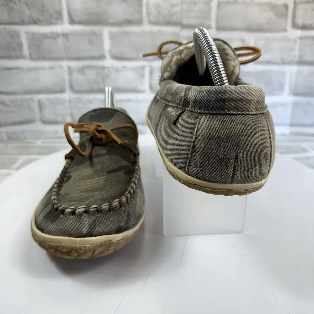 Minnetonka Men's Size 10 Fleece Lined Hard Sole Camo Green Sipper Comfort Shoes
